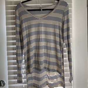 long sleeve, stretchy shirt